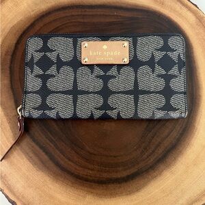 Kate Spade Navy& White pebbled leather large  wallet  w/ zipper all around